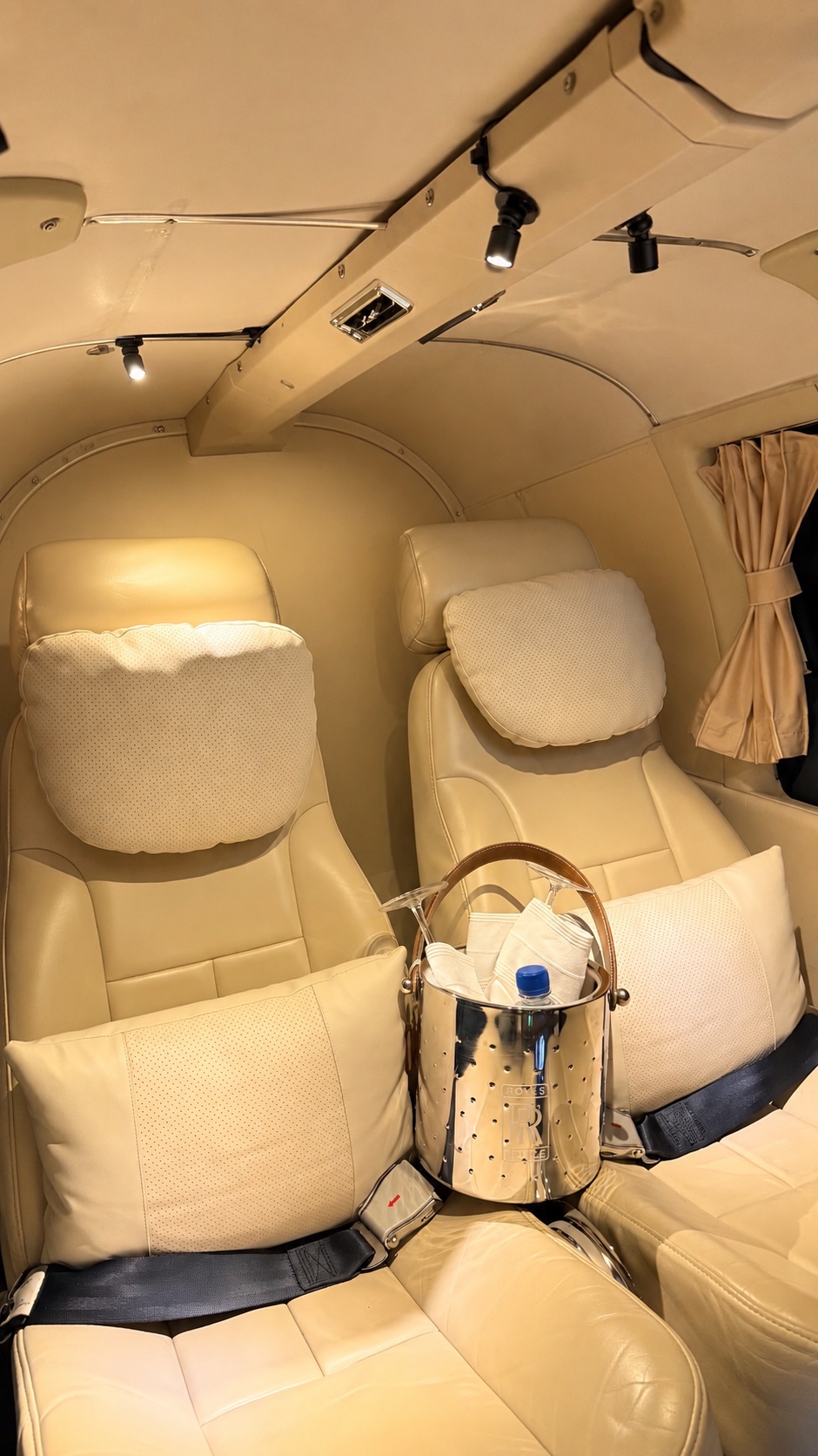 PA-28R cream leather passenger seats and cabin lighting